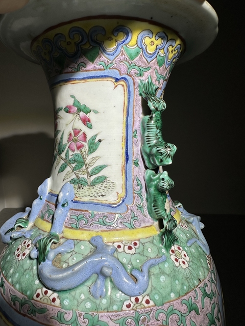 古玩陶瓷粉彩花鳥紋雙獅耳瓶真品鑒賞圖