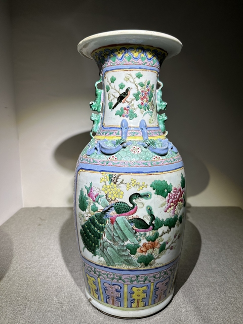 古玩陶瓷粉彩花鳥紋雙獅耳瓶真品鑒賞圖