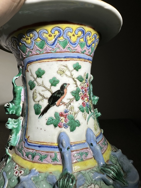古玩陶瓷粉彩花鳥紋雙獅耳瓶真品鑒賞圖