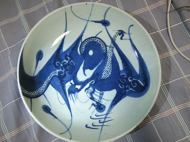 古玩陶瓷過墻龍紋青花盤真品鑒賞圖