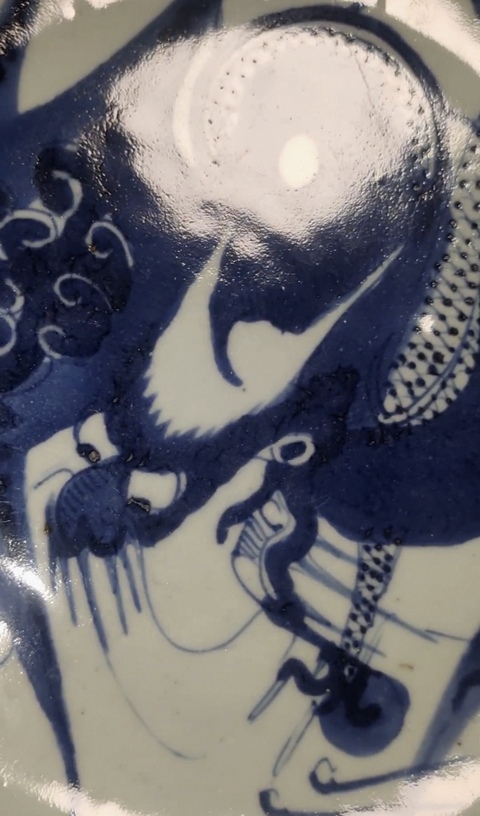 古玩陶瓷過墻龍紋青花盤真品鑒賞圖