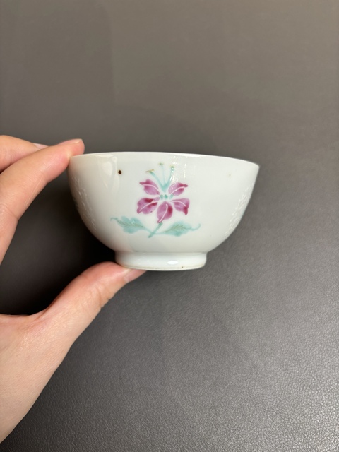 古玩陶瓷花卉紋小碗真品鑒賞圖