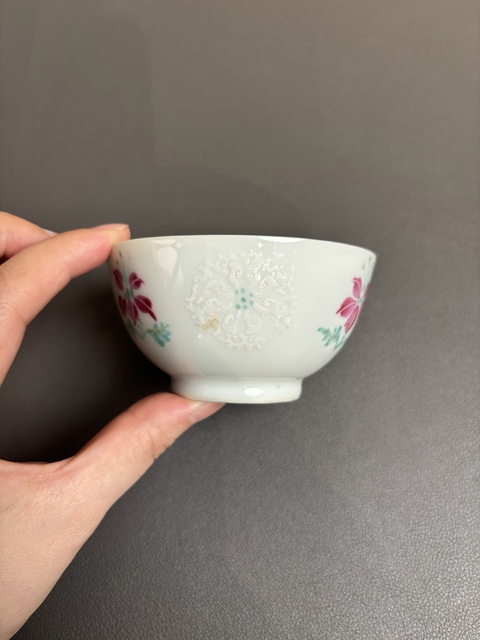 古玩陶瓷花卉紋小碗真品鑒賞圖