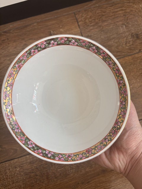 古玩陶瓷廣彩百財蝴蝶紋碗真品鑒賞圖