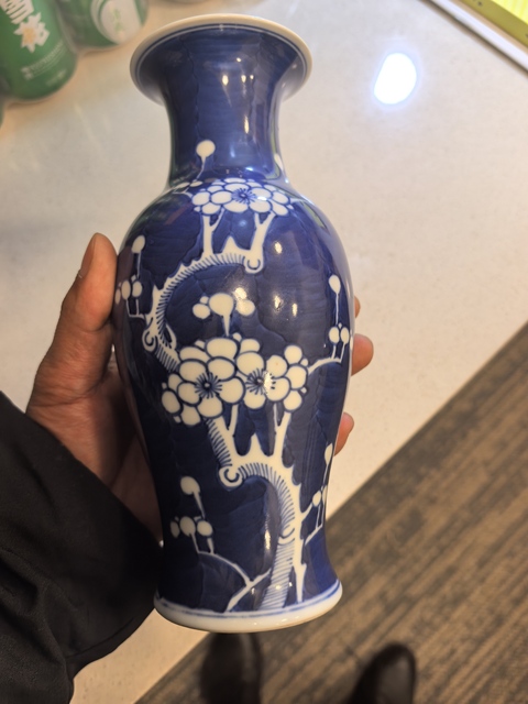 古玩陶瓷青花冰梅紋觀音瓶真品鑒賞圖