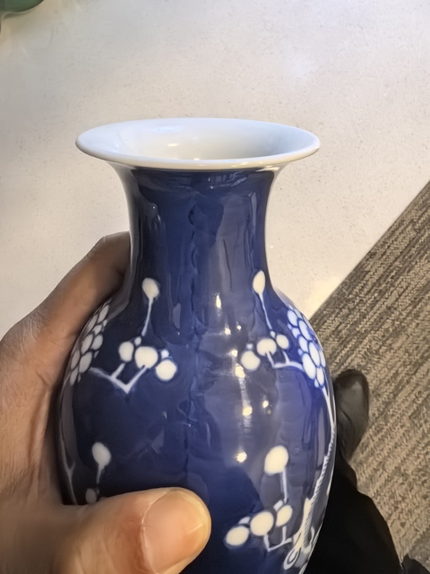 古玩陶瓷青花冰梅紋觀音瓶真品鑒賞圖