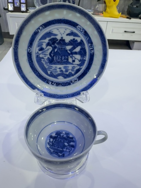 古玩陶瓷樓臺亭閣山水紋青花杯盤真品鑒賞圖