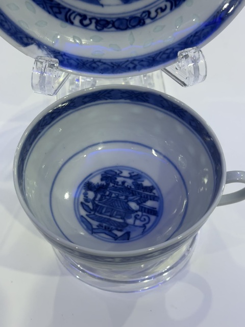 古玩陶瓷樓臺亭閣山水紋青花杯盤真品鑒賞圖