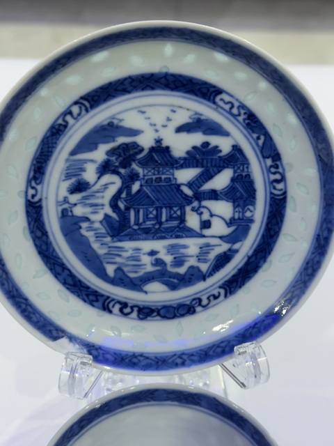 古玩陶瓷樓臺亭閣山水紋青花杯盤真品鑒賞圖