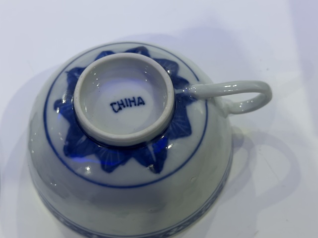 古玩陶瓷樓臺亭閣山水紋青花杯盤真品鑒賞圖