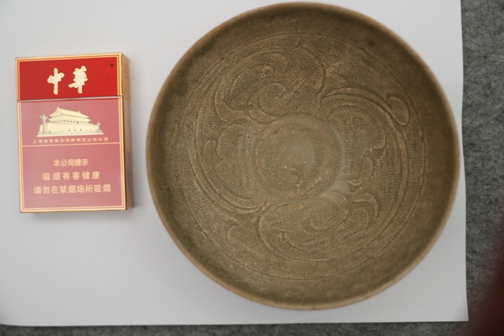 古玩陶瓷青瓷剔花碗真品鑒賞圖