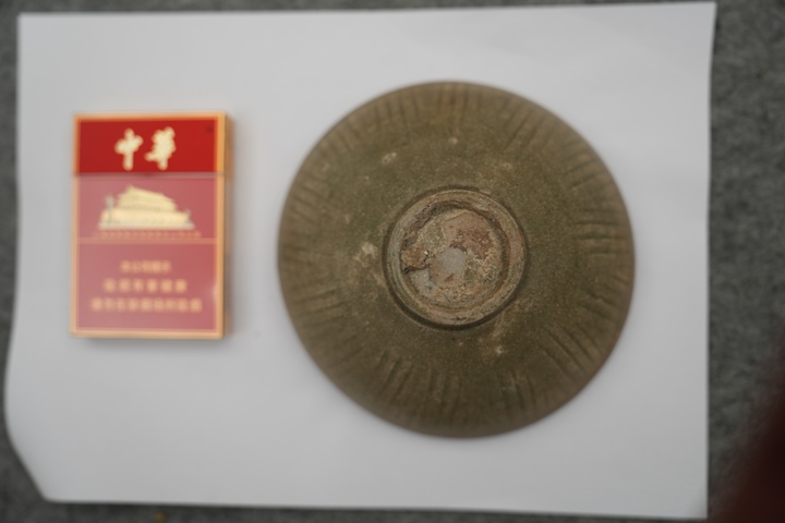 古玩陶瓷青瓷剔花碗真品鑒賞圖