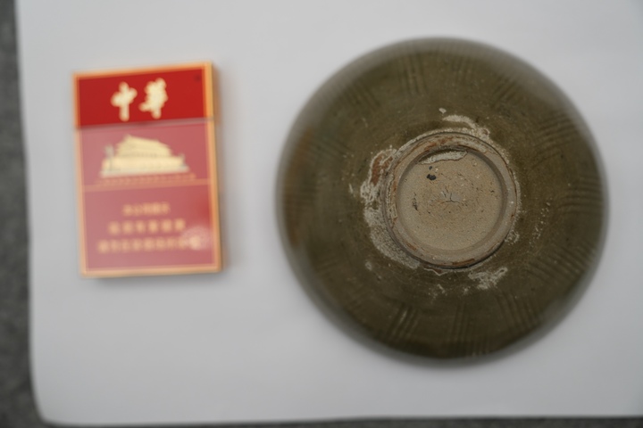 古玩陶瓷青瓷剔花碗真品鑒賞圖