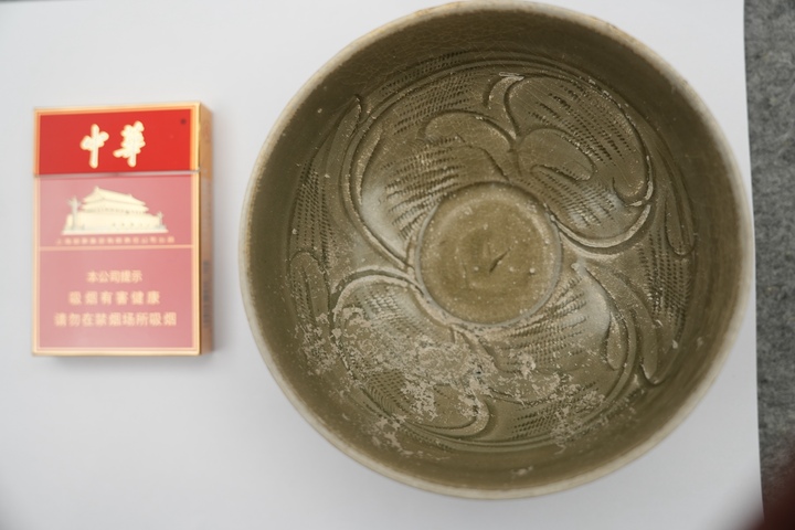 古玩陶瓷青瓷剔花碗真品鑒賞圖