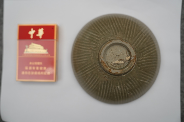 古玩陶瓷青瓷剔花碗真品鑒賞圖