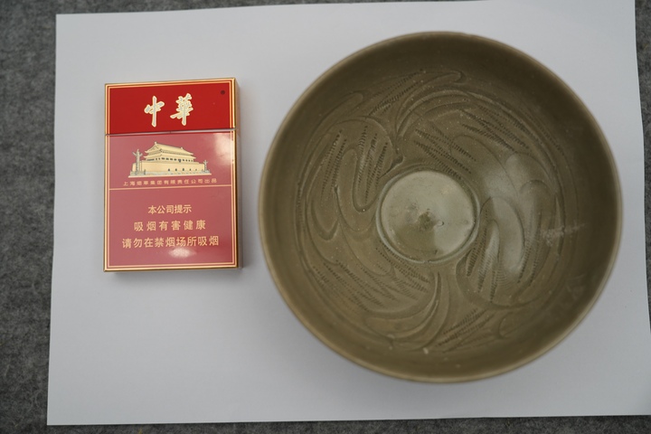 古玩陶瓷青瓷剔花碗真品鑒賞圖