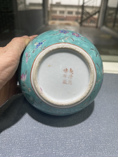 古玩陶瓷粉彩松石綠地折枝花卉盤龍水盂真品鑒賞圖