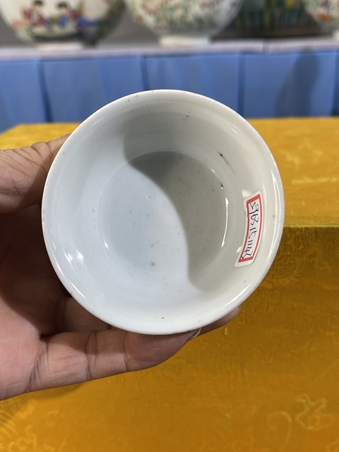 古玩陶瓷五彩花卉杯真品鑒賞圖