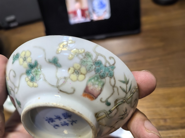 古玩陶瓷竹蝶癩瓜紋粉彩盤真品鑒賞圖