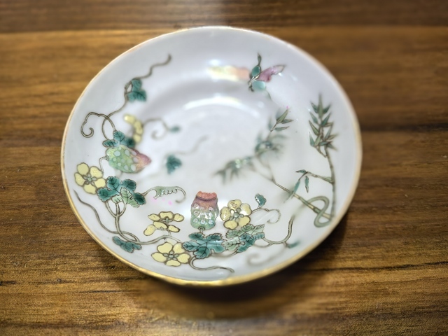 古玩陶瓷竹蝶癩瓜紋粉彩盤真品鑒賞圖