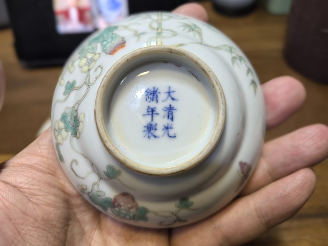 古玩陶瓷竹蝶癩瓜紋粉彩盤真品鑒賞圖