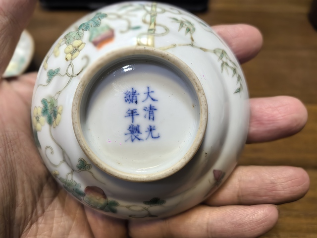 古玩陶瓷竹蝶癩瓜紋粉彩盤真品鑒賞圖