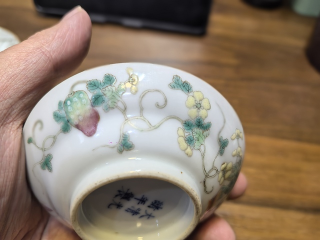 古玩陶瓷竹蝶癩瓜紋粉彩盤真品鑒賞圖