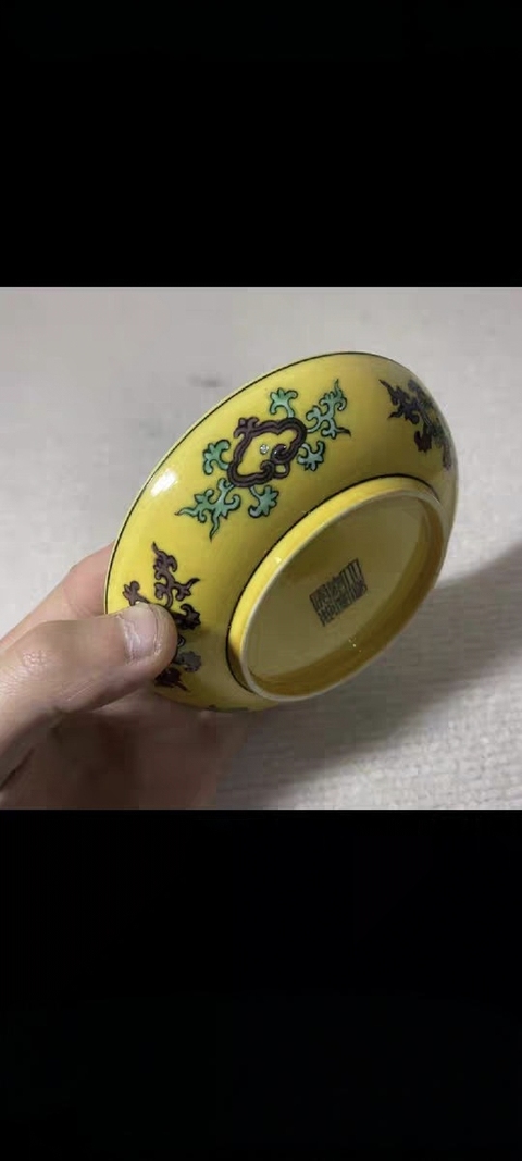 古玩陶瓷黃地素三彩盤真品鑒賞圖