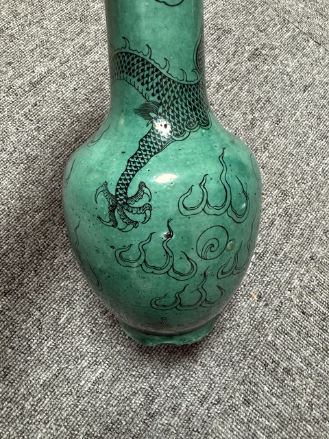 古玩銅器清晚·綠地墨彩龍紋長頸瓶 真品鑒賞圖