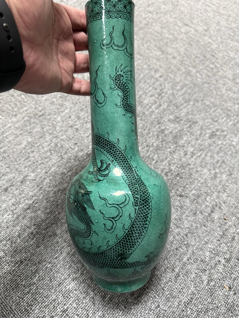 古玩銅器清晚·綠地墨彩龍紋長頸瓶 真品鑒賞圖