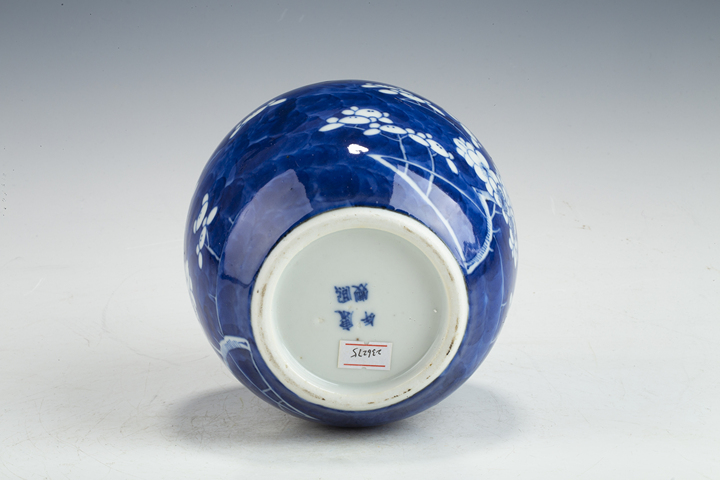 古玩陶瓷·青花留白冰梅紋蓋罐
真品鑒賞圖