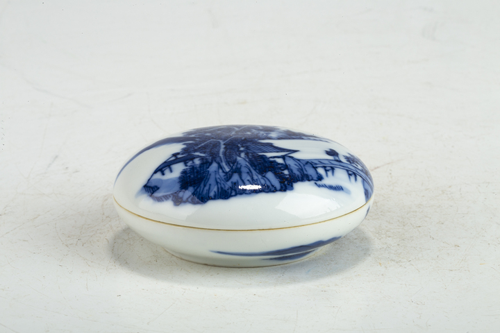 古玩陶瓷清晚期·青花山水人物紋印泥盒真品鑒賞圖