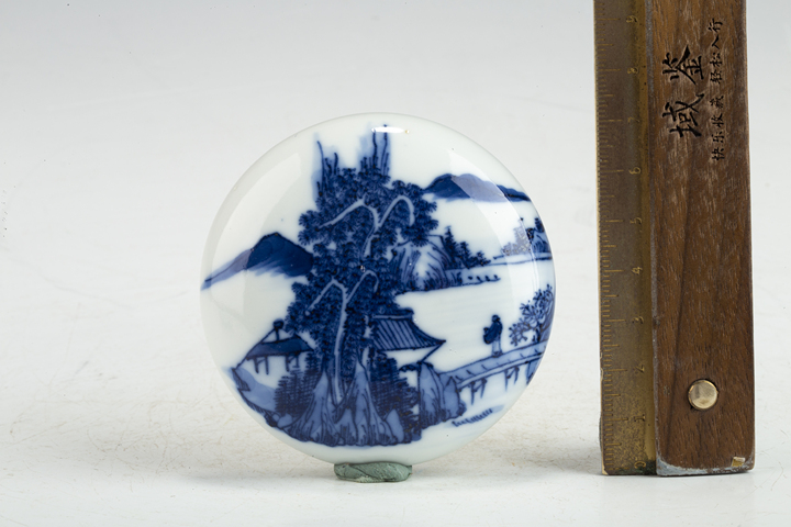 古玩陶瓷清晚期·青花山水人物紋印泥盒真品鑒賞圖