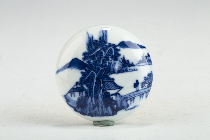 古玩陶瓷清晚期·青花山水人物紋印泥盒真品鑒賞圖