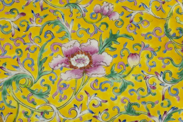 古玩陶瓷清晚·黃地粉彩纏枝花卉紋供盤拍賣，當前價格564元