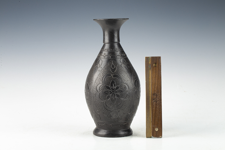 古玩陶瓷民國·黑陶刻花卉紋瓶真品鑒賞圖
