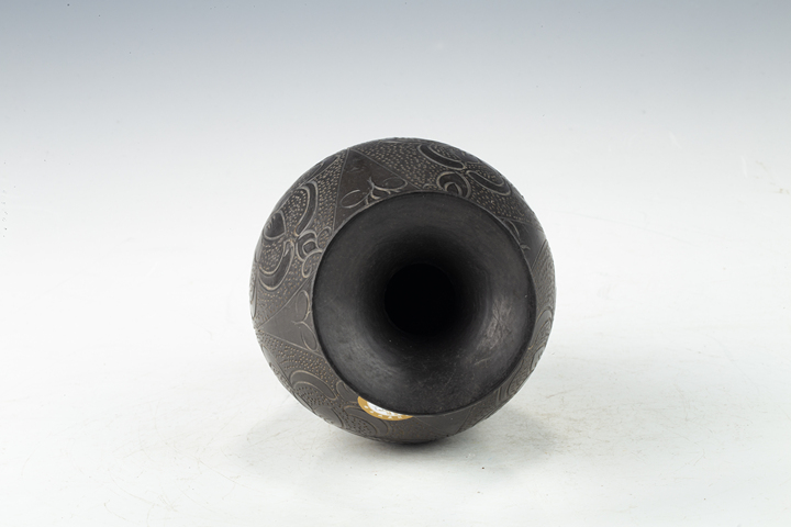 古玩陶瓷民國·黑陶刻花卉紋瓶真品鑒賞圖
