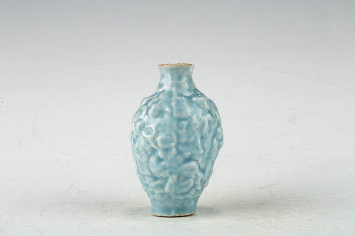 古玩陶瓷清晚·藍釉堆塑十八羅漢紋鼻煙壺真品鑒賞圖