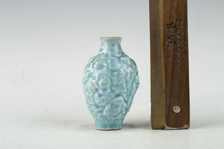 古玩陶瓷清晚·藍釉堆塑十八羅漢紋鼻煙壺真品鑒賞圖