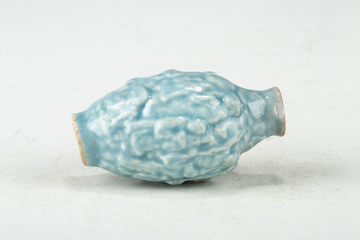 古玩陶瓷清晚·藍釉堆塑十八羅漢紋鼻煙壺真品鑒賞圖