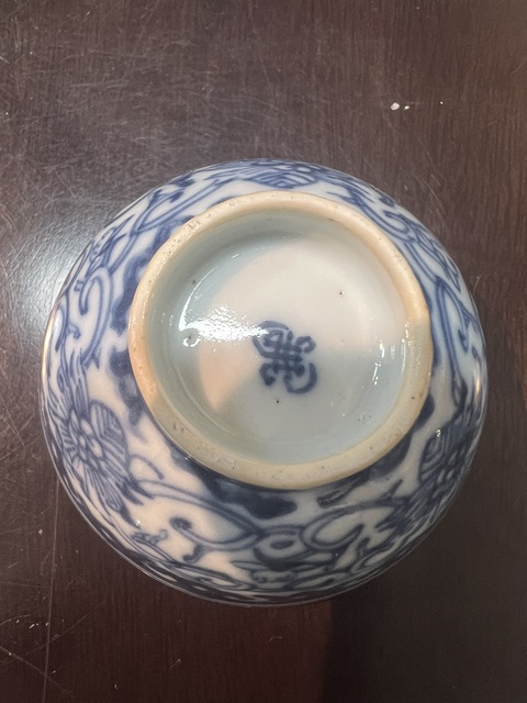 古玩陶瓷花卉紋青花杯真品鑒賞圖