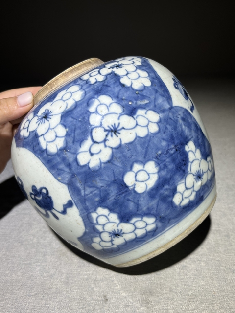 古玩陶瓷青花留白冰梅紋開光博古圖罐真品鑒賞圖