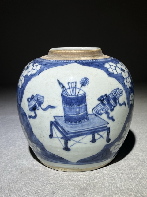 古玩陶瓷青花留白冰梅紋開光博古圖罐真品鑒賞圖