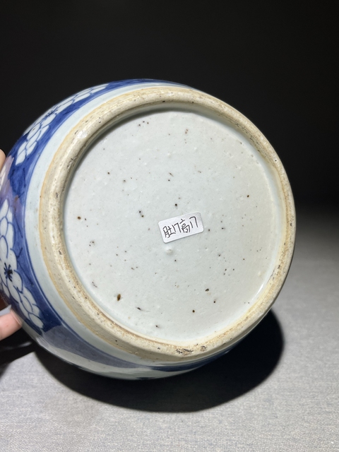 古玩陶瓷青花留白冰梅紋開光博古圖罐真品鑒賞圖