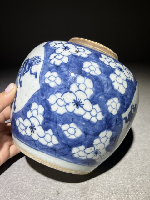 古玩陶瓷青花留白冰梅紋開光博古圖罐真品鑒賞圖