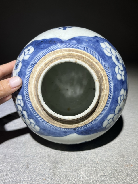 古玩陶瓷青花留白冰梅紋開光博古圖罐真品鑒賞圖