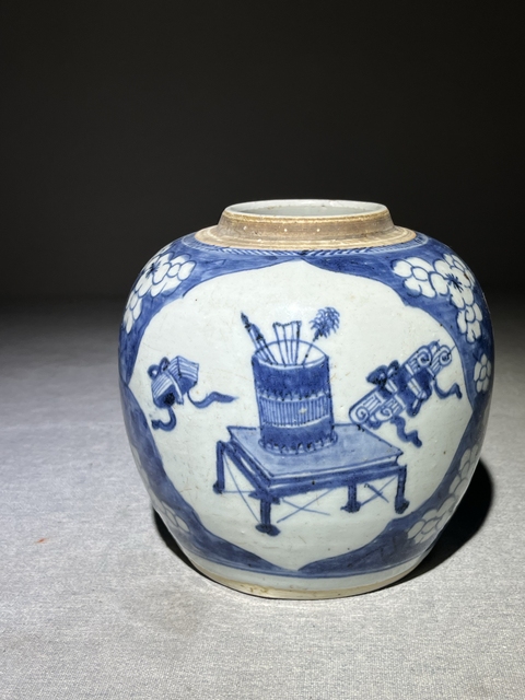 古玩陶瓷青花留白冰梅紋開光博古圖罐真品鑒賞圖