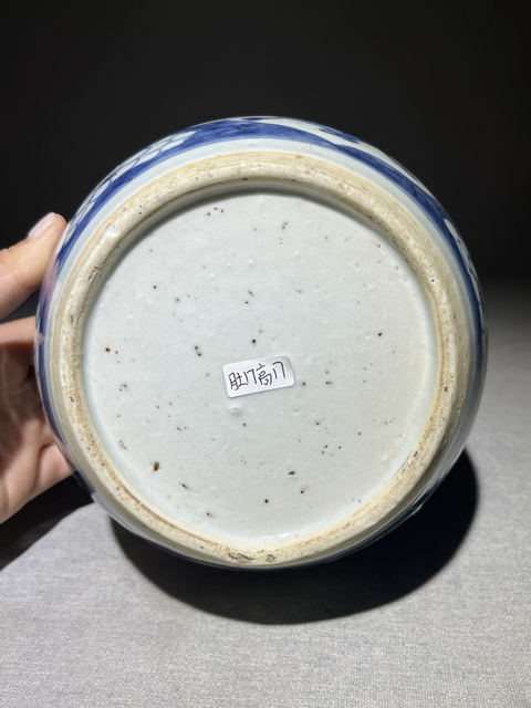 古玩陶瓷青花留白冰梅紋開光博古圖罐真品鑒賞圖