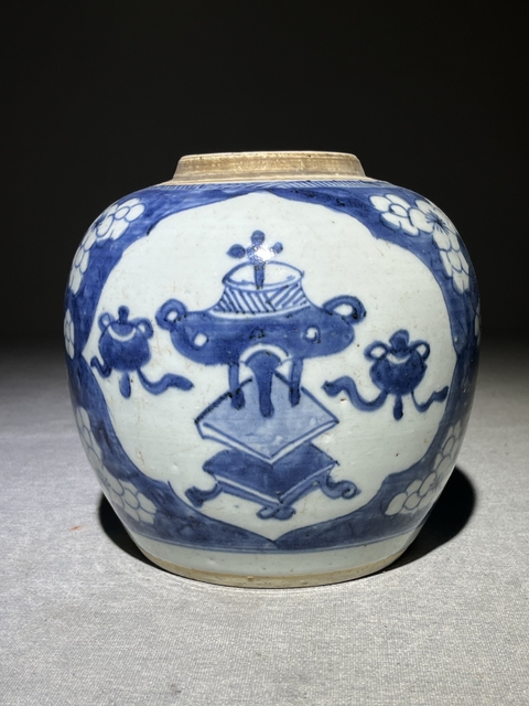 古玩陶瓷青花留白冰梅紋開光博古圖罐真品鑒賞圖