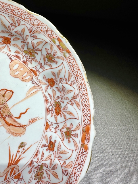 古玩陶瓷礬紅描金仕女紋盤真品鑒賞圖